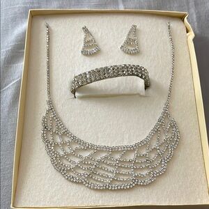Elegant Silver & rhinestones jewelry set includes necklace, earrings & bracelet